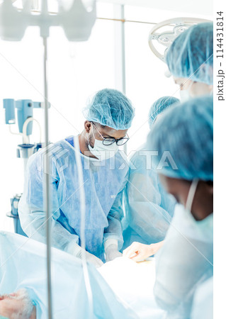african intern learning to perform operation african intern learning to perform operation 114431814