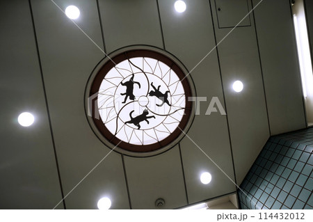 日本の横浜都市景観 横浜市営地下鉄 踊場駅出入口4手前の階段踊り場の天井にもネコが…=5月10日 日本の横浜都市景観 横浜市営地下鉄 踊場駅出入口4手前の階段踊り場の天井にもネコが…=5月10日 114432012