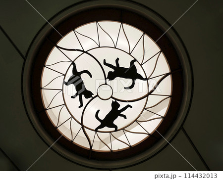 日本の横浜都市景観 横浜市営地下鉄 踊場駅出入口4手前の階段踊り場の天井にもネコが…＝5月10日 114432013