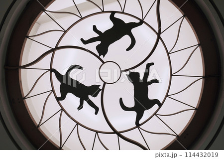 日本の横浜都市景観 横浜市営地下鉄 踊場駅出入口4手前の階段踊り場の天井にもネコが…＝5月10日 114432019