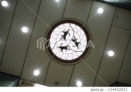 日本の横浜都市景観 横浜市営地下鉄 踊場駅出入口4手前の階段踊り場の天井にもネコが…＝5月10日 114432021