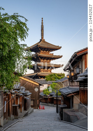 早朝の京都祇園八坂の塔 114432027