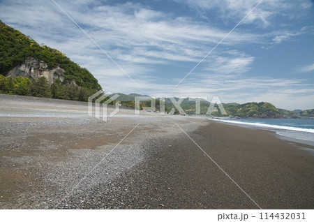 花の窟神社御神体(左)・七里御浜 【三重県熊野市有馬町】 花の窟神社御神体(左)・七里御浜 【三重県熊野市有馬町】 114432031