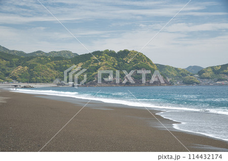 七里御浜から鬼ヶ城・磯崎町方面を望む 【三重県熊野市井戸町】 七里御浜から鬼ヶ城・磯崎町方面を望む 【三重県熊野市井戸町】 114432174