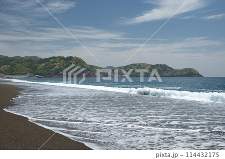 七里御浜から鬼ヶ城・磯崎町方面を望む 【三重県熊野市井戸町】 七里御浜から鬼ヶ城・磯崎町方面を望む 【三重県熊野市井戸町】 114432175