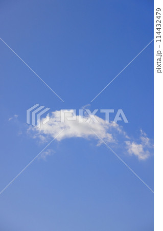 雲のある青空 (背景素材) 雲のある青空 (背景素材) 114432479