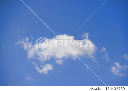 雲のある青空 (背景素材) 雲のある青空 (背景素材) 114432480