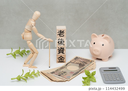 老人とお金で老後資金のイメージ 114432499