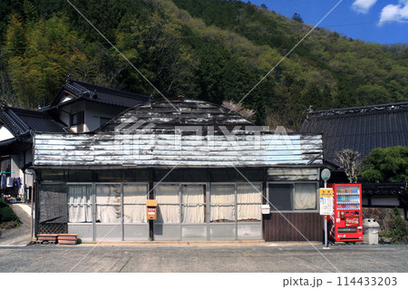 廃線駅前の商店 114433203