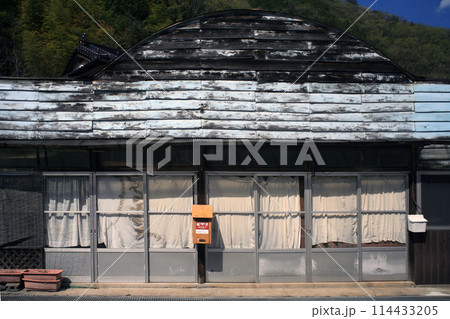 廃線駅前の商店 114433205