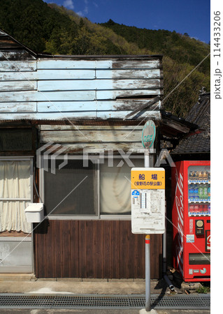 廃線駅前の商店とバス停 114433206