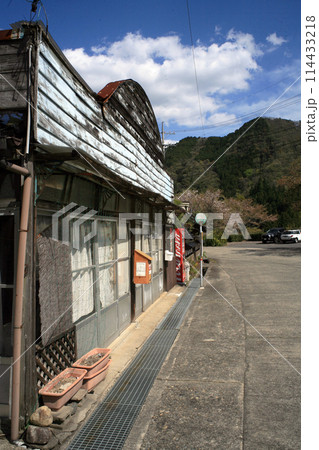 廃線駅前の商店とバス停 114433218