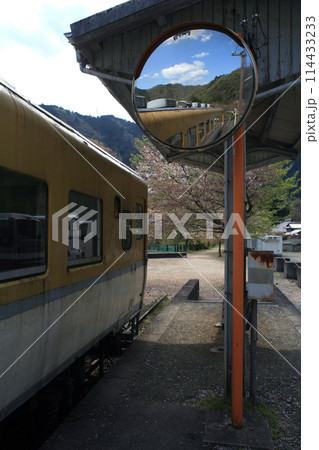 配線駅のキハ58保存車両とワンマンミラー 配線駅のキハ58保存車両とワンマンミラー 114433233