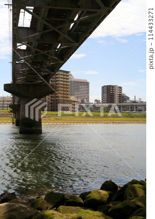 放水路に架かる鉄道橋 114433271