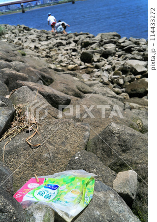 河川護岸のゴミ 河川護岸のゴミ 114433272