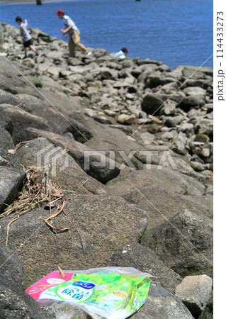 河川護岸のゴミ 114433273