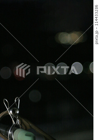 物干しざおと玉ボケ 114433286