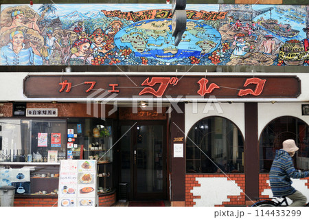 レトロなカフェの外壁 114433299