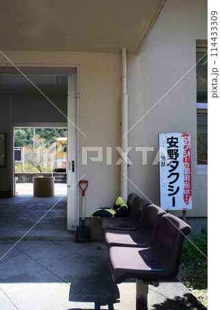 旧安野駅前のベンチ 114433309