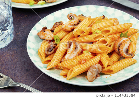 Octopus cooked with macaroni. 114433384