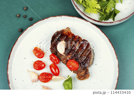 Juicy grilled beef steak. 114433410