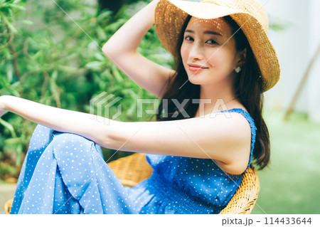 リゾートファッションの若い女性 リゾートファッションの若い女性 114433644