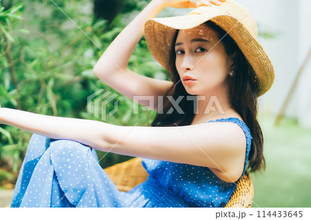 リゾートファッションの若い女性 114433645