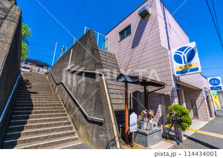 日本の横浜都市景観 横浜市営地下鉄 踊場駅出入口2よこにある碑やネコなどを望む…＝5月10日 114434001