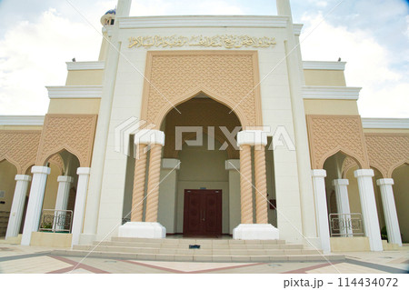 ブルネイの空港横のモスク 114434072