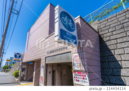 日本の横浜都市景観 横浜市営地下鉄 踊場駅出入口2や踊場駅自転車駐車場などを望む…＝5月10日 114434114