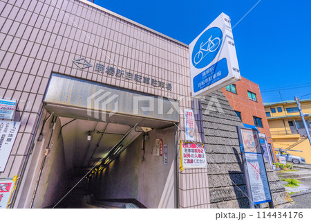 日本の横浜都市景観 横浜市営地下鉄 踊場駅出入口2横の踊場駅自転車駐車場などを望む…＝5月10日 114434176