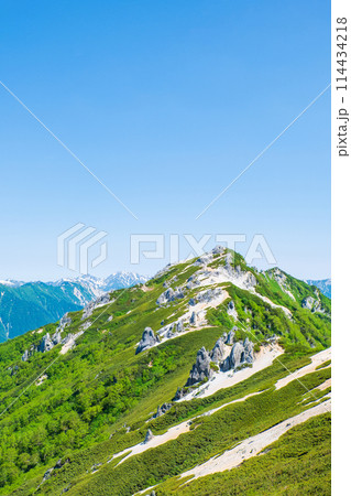 夏の燕岳登山(燕山荘から燕岳山頂を望む) 夏の燕岳登山(燕山荘から燕岳山頂を望む) 114434218