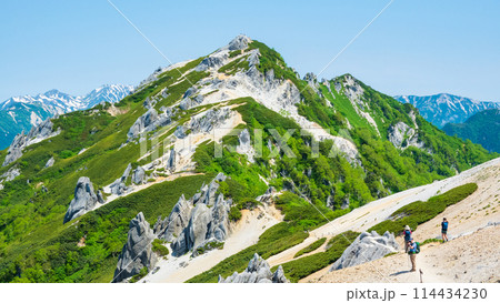 夏の燕岳登山（燕山荘から燕岳山頂を望む） 114434230
