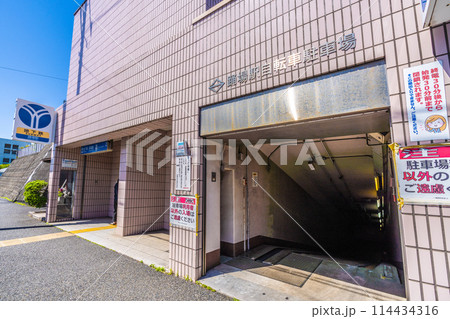 日本の横浜都市景観 横浜市営地下鉄 踊場駅出入口2や踊場駅自転車駐車場などを望む…＝5月10日 114434316