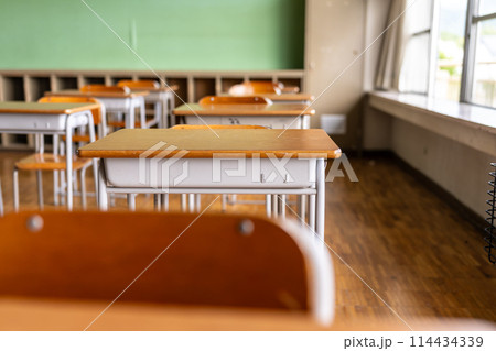 誰もいない教室 114434339
