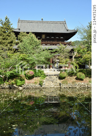 萬福寺　三門と放生池 114435295