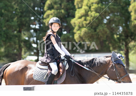 乗馬を楽しむ子供 乗馬を楽しむ子供 114435878