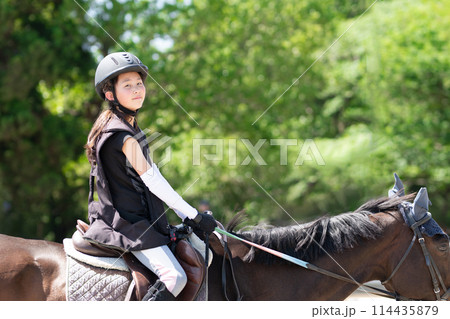 乗馬を楽しむ子供 乗馬を楽しむ子供 114435879