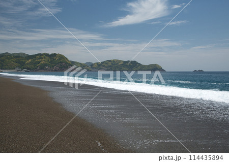 七里御浜から鬼ヶ城・魔見ヶ島を望む　【三重県熊野市井戸町】 114435894