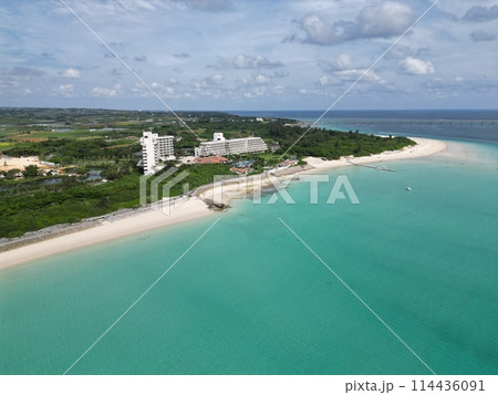 青い海と白い砂浜が迎える、理想的なリゾート地の空撮風景 青い海と白い砂浜が迎える、理想的なリゾート地の空撮風景 114436091