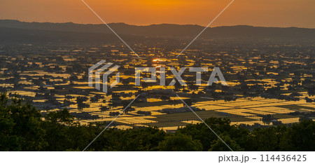 夕日に染まる砺波平野の散居村（5月）｜散居村展望台より撮影｜富山県砺波市 114436425