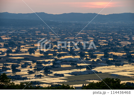 夕日に染まる砺波平野の散居村(5月)|散居村展望台より撮影|富山県砺波市 夕日に染まる砺波平野の散居村(5月)|散居村展望台より撮影|富山県砺波市 114436468