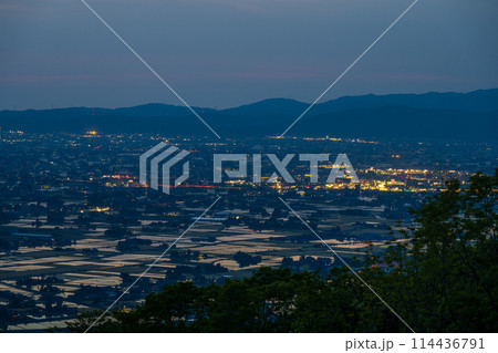 ［富山県］水鏡の田園風景・散居村展望広場から夜景（5月） 114436791