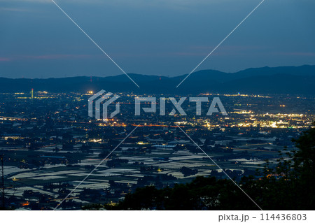 ［富山県］水鏡の田園風景・散居村展望広場から夜景（5月） 114436803