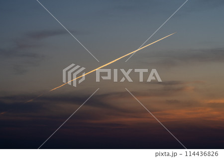 夕焼けに染まる飛行機雲 夕焼けに染まる飛行機雲 114436826