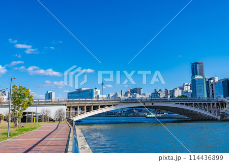 大阪市　中之島東端に架かる天神橋 114436899