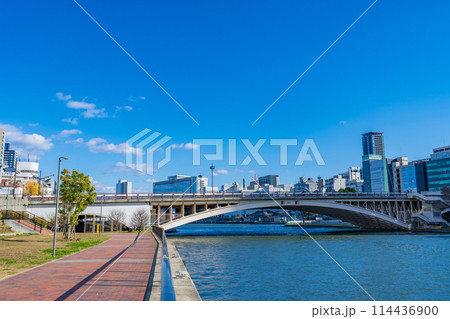 大阪市　中之島東端に架かる天神橋 114436900