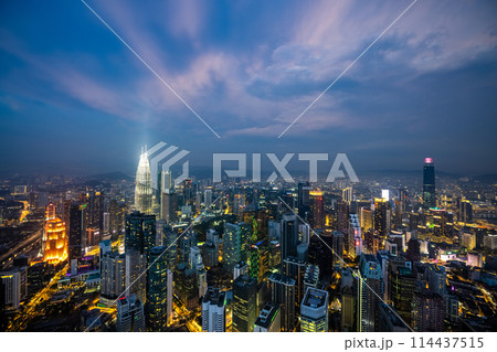 マレーシア KLタワーから眺めるクアラルンプールの夜景 ペトロナスツインタワー マレーシア KLタワーから眺めるクアラルンプールの夜景 ペトロナスツインタワー 114437515