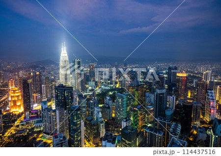 マレーシア　KLタワーから眺めるクアラルンプールの夜景　ペトロナスツインタワー 114437516