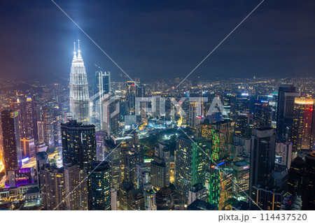 マレーシア　KLタワーから眺めるクアラルンプールの夜景　ペトロナスツインタワー 114437520